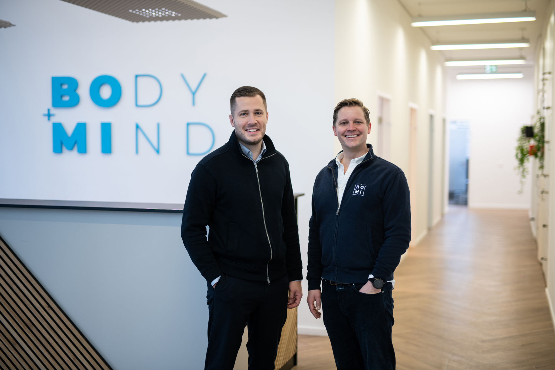 Christoph Petersen, Geschäftsführer BOMI Physio GmbH, mit seinem Geschäftspartner im Empfangsbereich der Praxis in Frankfurt